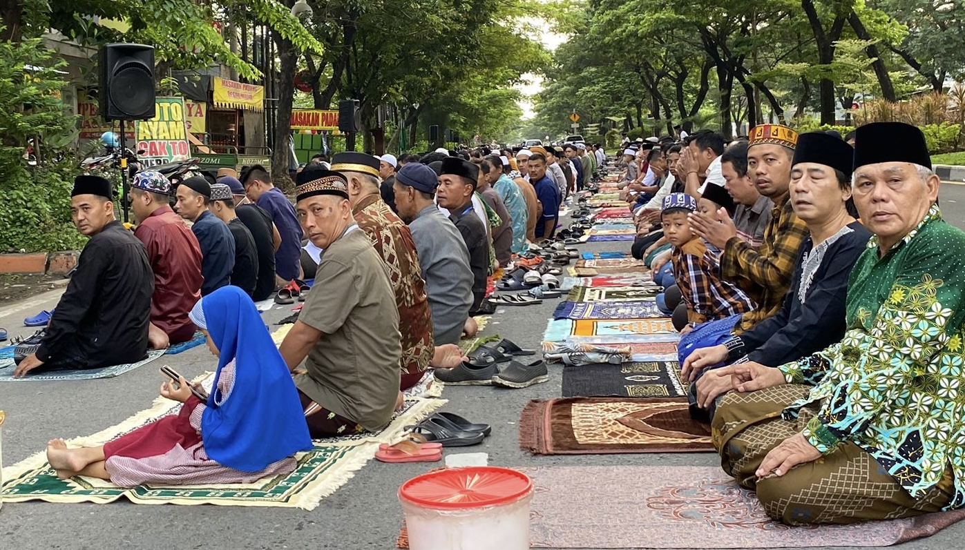 Tata Cara melaksanakan Shalat Idul Adha-Shalat Ied di Jalan Merr Surabaya, Jumat, 21 April 2023-Pace Morris - Harian Disway