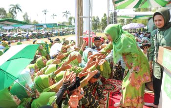 Ketua Umum PP Muslimat NU Khofifah Indar Parawansa menghadiri peringatan Hari Lahir (Harlah) Muslimat NU ke-77 yang digelar PW Muslimat NU Jawa Tengah di Halaman Kantor Pemkab Tegal, Jateng, Sabtu (10/6).