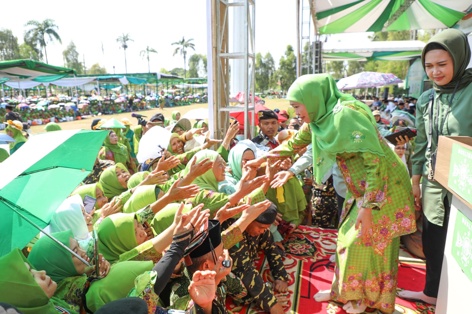 Ketua Umum PP Muslimat NU Khofifah Indar Parawansa menghadiri peringatan Hari Lahir (Harlah) Muslimat NU ke-77 yang digelar PW Muslimat NU Jawa Tengah di Halaman Kantor Pemkab Tegal, Jateng, Sabtu (10/6).