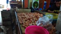 KEMBALI TURUN : Harga kebutuhan pokok penting jenis komoditas Telur ayam di pasar Semi Modern Palabuhanratu, Kabupaten Sukabumi kembali mengalami penurunan harga. (FOTO : NANDI/ RADARSUKABUMI)