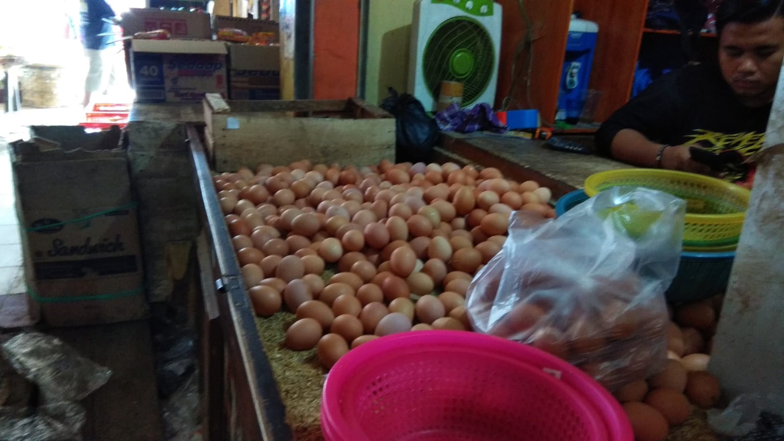 KEMBALI TURUN : Harga kebutuhan pokok penting jenis komoditas Telur ayam di pasar Semi Modern Palabuhanratu, Kabupaten Sukabumi kembali mengalami penurunan harga. (FOTO : NANDI/ RADARSUKABUMI)