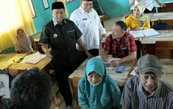 Wakil Gubernur Jawa Barat Uu Ruzhanul Ulum meninjau pelaksanaan Penerimaan Peserta Didik Baru (PPDB) di SMA Negeri 1, Kabupaten Indramayu, Jawa Barat, Rabu (21/6/2023).(Biro Adpim Jabar)