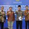 Gubernur Jawa Barat Ridwan Kamil saat menandatangani Naskah Kesepakatan Bersama tentang Komponen Pendanaan Bersama pada Pemilihan Kepala Daerah Serentak yang dihadiri kepala daerah se-Jabar di Gedung Sate, Kota Bandung, Rabu (21/6/2023). (Humas Pemda Jawa Barat)