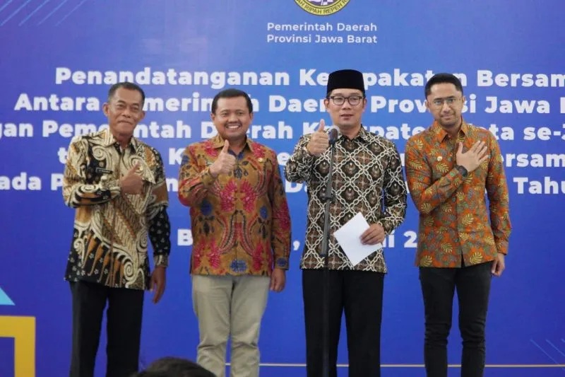 Gubernur Jawa Barat Ridwan Kamil saat menandatangani Naskah Kesepakatan Bersama tentang Komponen Pendanaan Bersama pada Pemilihan Kepala Daerah Serentak yang dihadiri kepala daerah se-Jabar di Gedung Sate, Kota Bandung, Rabu (21/6/2023). (Humas Pemda Jawa Barat)
