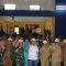 KOMPAK : Petugas SCG saat foto bersama Kepala Desa Kebonmanggu, Kecamatan Gunungguruh, usai mengedukasi para ibu-ibu dan anak yang terindikasi stunting di aula Desa Kebonmanggu.(FOTO : UNTUK RADAR SUKABUMI)