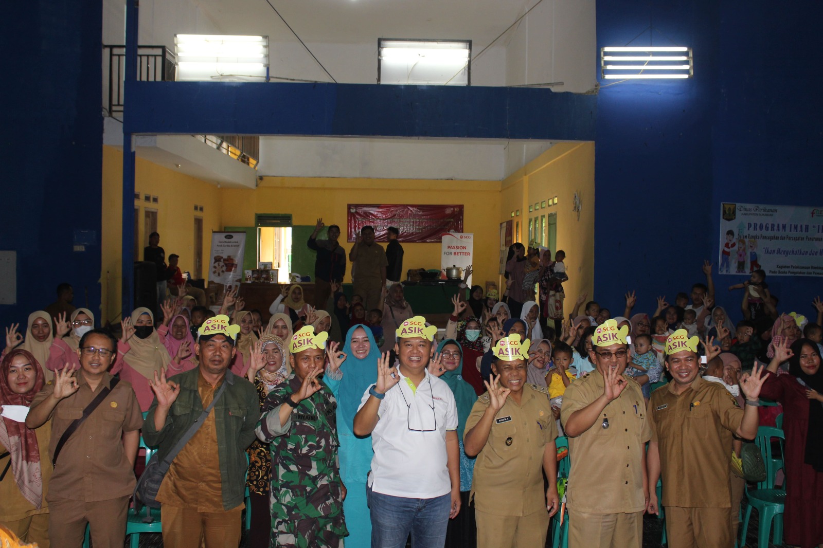 KOMPAK : Petugas SCG saat foto bersama Kepala Desa Kebonmanggu, Kecamatan Gunungguruh, usai mengedukasi para ibu-ibu dan anak yang terindikasi stunting di aula Desa Kebonmanggu.(FOTO : UNTUK RADAR SUKABUMI)