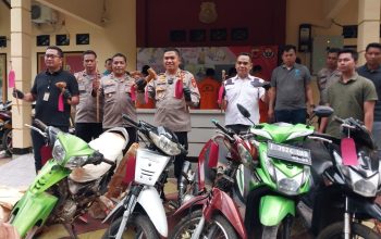 Kapolres Sukabumi AKBP Maruly Pardede dengan didampingi kasat reskrim AKP Dian Pornomo serta kasi huma IPTU Aah Saepul Rohman saat menunjukan barang bukti.(FOTO : NANDI/ RADARSUKABUMI)