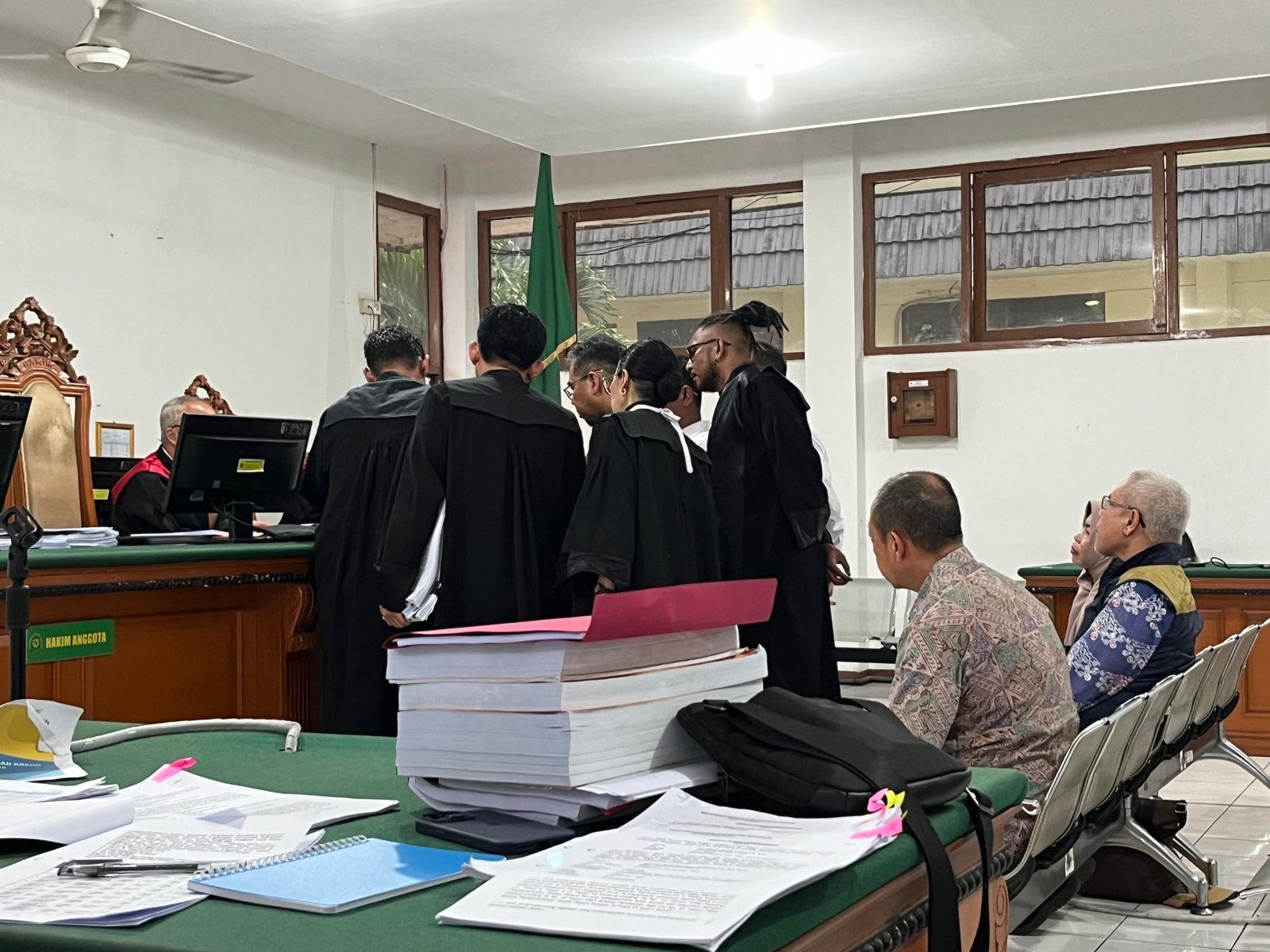 DISIDANG : Mantan Kepala Dinas Kesehatan Kabupaten Sukabumi, H. Didi Supardi periode tahun 2016-2021, saat diperiksa pada sidang ke 2 pada kasus SPK fiktif Dinkes Kabupaten Sukabumi di PN Tipikor Bandung
