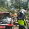 Jalur utama penghubung wilayah selatan Cianjur, Jawa Barat, tepatnya di Jalan Raya Cibeber, terputus sementara akibat longsor yang terjadi, Senin (19/6/2023). (ANTARA/Ahmad Fikri)