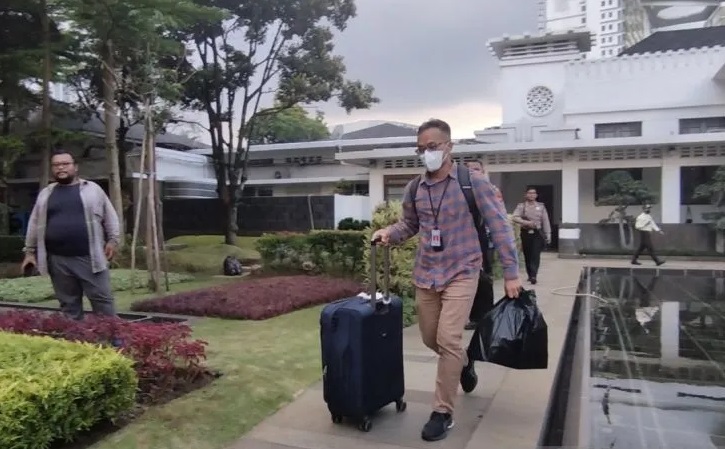 Penyidik KPK membawa koper usai menggeledah Kantor Balai Kota Bandung (BBC), di Bandung, Jawa Barat, Jumat (9/6/2023).