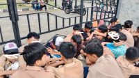 DIAMANKAN : Puluhan pelajar SMP saat diamankan karena berniat hendak melakukan tawuran di depan Kantor Kecamatan Cicurug.