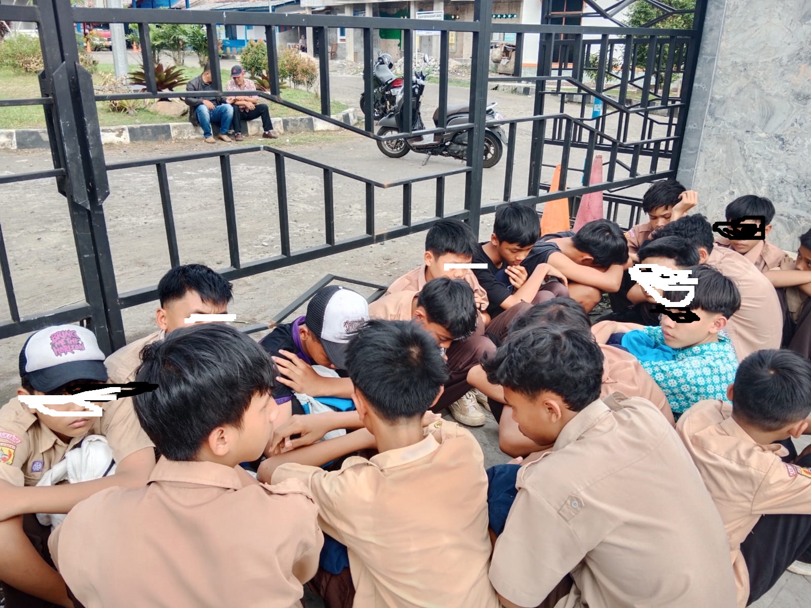 DIAMANKAN : Puluhan pelajar SMP saat diamankan karena berniat hendak melakukan tawuran di depan Kantor Kecamatan Cicurug.