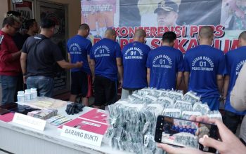 PENYALAHGUNAAN NARKOBA : Jajaran kepolisian satnarkoba polres Sukabumi amankan sejumlah warga diduga terlibat tindak pidana penggunaan obat keras terbatas dan narkotika jenis sabu sabu. (FOTO : NANDI/ RADARSUKABUMI)