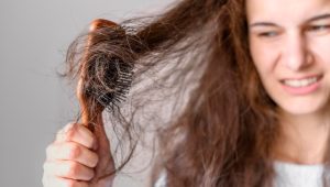 5 Cara Atasi Rambut Rontok, Salah Satunya Rutin keramas