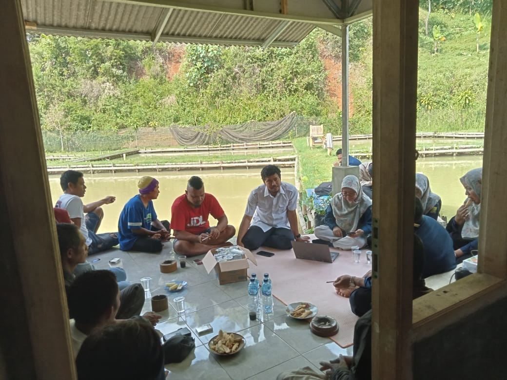 Kadiskan saat lakukan lakukan sosialisasi Nomor Induk Berusaha (NIB) di Kampung Arwana, Desa Gunungendut, Kecamatan Kalapanunggal. Kamis, (15/6).(FOTO : ISTIMEWA/ RADARSUKABUMI)