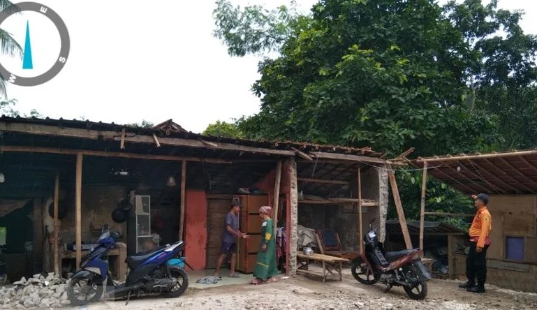 Bangunan rusak akibat angin kencang di Kecamatan Sukajaya, Kabupaten Bogor, Jawa Barat, Senin (19/6/2023). (BPBD Kabupaten Bogor)