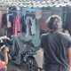 Warga di Kampung Panyairan Palabuhanratu saat berada diluar rumah sesaat merasakan getaran gempa. (FOTO : NANDI/ RADARSUKABUMI)