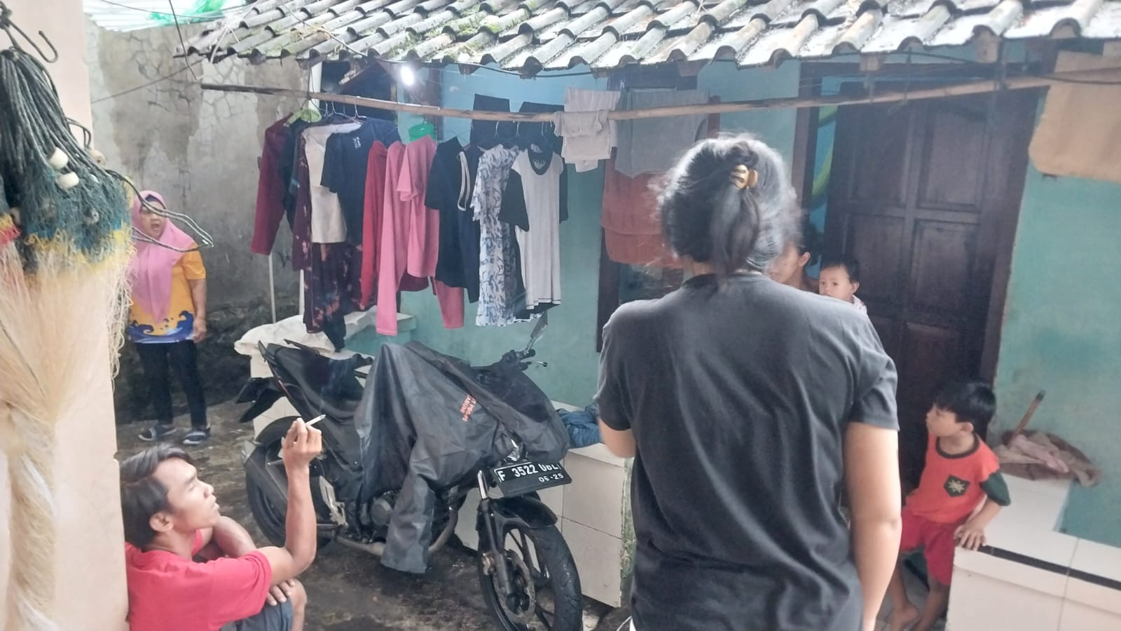 Warga di Kampung Panyairan Palabuhanratu saat berada diluar rumah sesaat merasakan getaran gempa. (FOTO : NANDI/ RADARSUKABUMI)