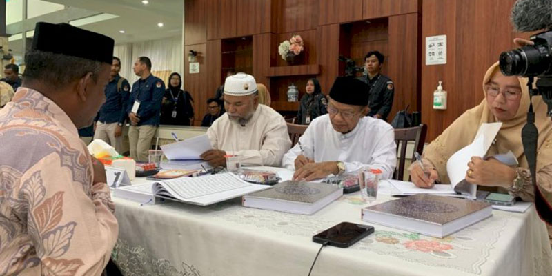 Salah satu bacaleg tingkat DPR Aceh sedang diuji tes mampu baca Al Quran/RMOLAceh