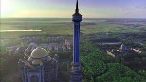 Menara di Al Zaytun yang diperkirakan merupakan menara masjid tertinggi ketiga di dunia. -Radar Cirebon-DNN-