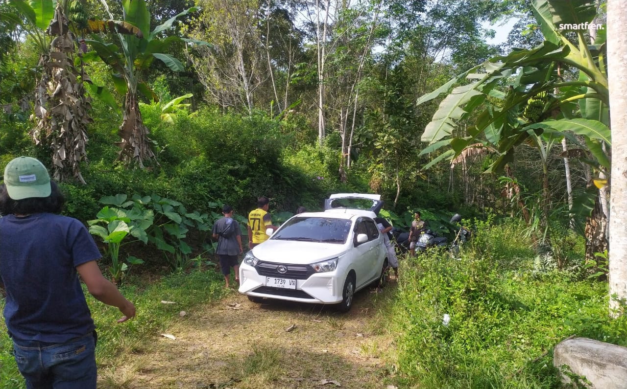 Kendaraan yang ditinggal pelaku pencurian baterai BTS di Kampung Bojong Soka, Desa Limusnunggal, Kecamatan Bantargadung beberapa waktu lalu.(foto : ist)
