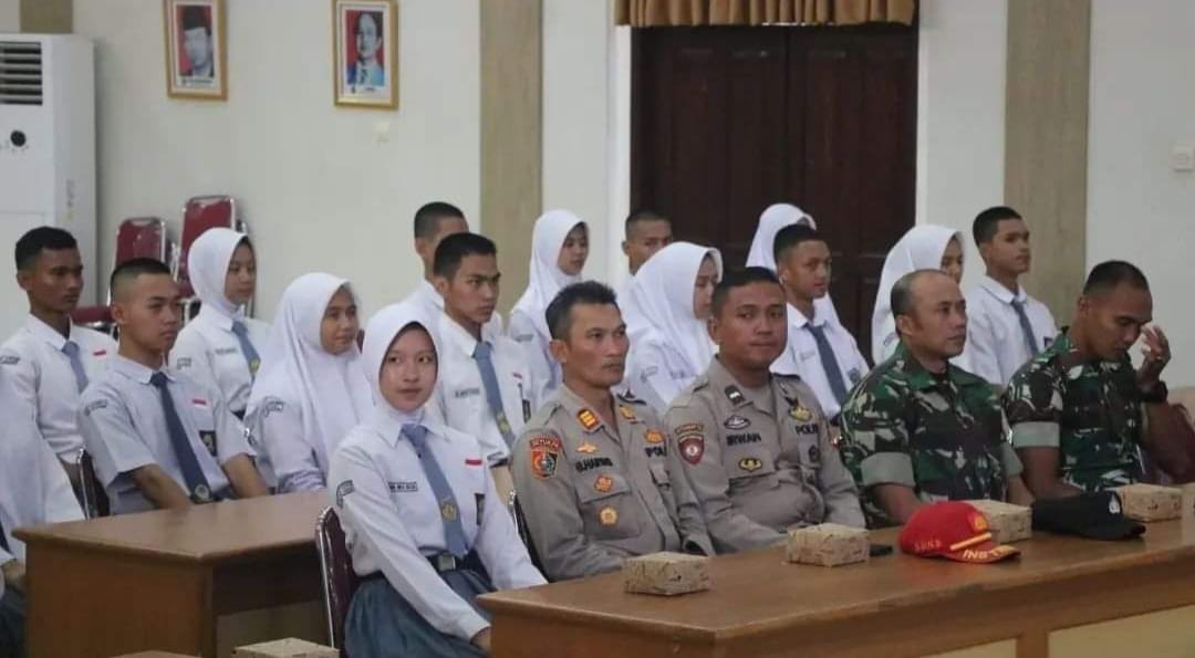 PEMBEKALAN : Sekda Kabupaten Sukabumi saat beri pembekalan pra pendidikan paskibraka. (FOTO : ISTIMEWA/ RADARSUKABUMI)