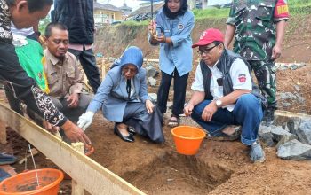 Kepala Kantor Cabang Dinas Pendidikan Wilayah V Jabar, Nonong Winarni saat peresmian pembanguna sekolah. (FOTO : NANDI/ RADARSUKABUMI)
