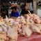 NAIK : Harga daging ayam naik di Pasar Palabuhanratu mengalami kenaikan. (FOTO : NANDI/ RADARSUKABUMI)