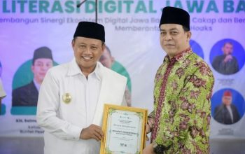 Wakil Gubernur Jawa Barat Uu Ruzhanul Ulum saat Seminar dan Lokakarya (Semarak) Literasi Digital di Buntet Pesantren, Kabupaten Cirebon, Jawa Barat, Senin (19/6/2023). (Ho-Humas)