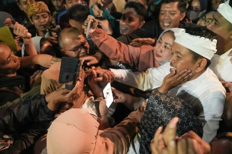 Anggota DPR RI Dedi Mulyadi dikerubuti warga saat kegiatan di Garut, Jabar. ANTARA/HO-Dok Dedi Mulyadi.
