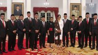 Sebanyak 12 orang duta besar (dubes) Luar Biasa dan Berkuasa Penuh (LBBP) untuk negara sahabat berfoto bersama Menteri Luar Negeri Retno Marsudi di Istana Negara, Jakarta, Senin (26/6/2023). ANTARA/Desca Lidya Natalia/am.