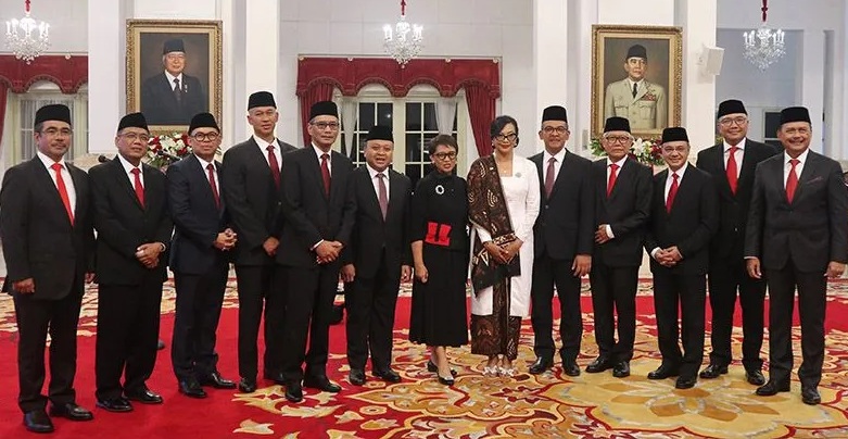 Sebanyak 12 orang duta besar (dubes) Luar Biasa dan Berkuasa Penuh (LBBP) untuk negara sahabat berfoto bersama Menteri Luar Negeri Retno Marsudi di Istana Negara, Jakarta, Senin (26/6/2023). ANTARA/Desca Lidya Natalia/am.