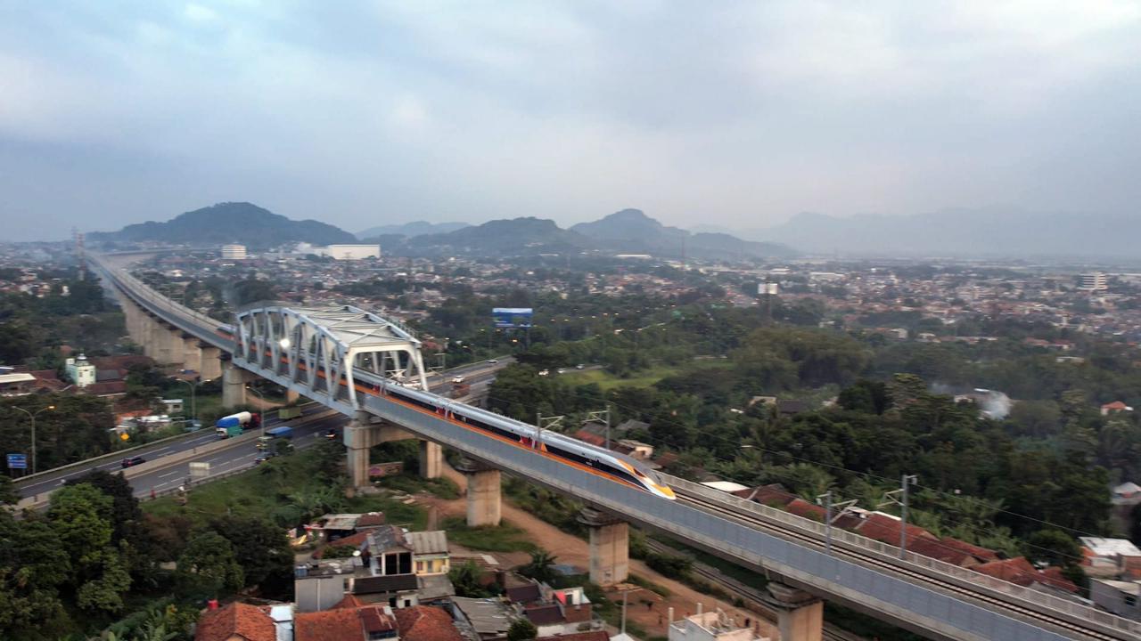 Sudah Dites di Kecepatan 220 Km perjam, Kereta Api Cepat Jakarta Bandung Siap Dioperasikan-KCIC-