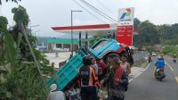 Hindari Tabrakan, Truk Angkut Pasir Besi Terperosok di Loji Simpenan