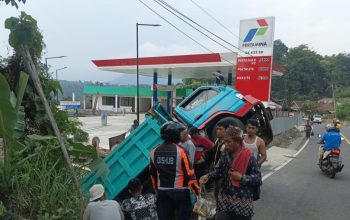 LAKALANTAS : Truk muatan pasir besi terperosok di ruas jalan Bagbagan Kiara Dua Desa Loji, Kecamatan Simpenan, Kabupaten Sukabumi.(FOTO : ISTIMEWA/ RADARSUKABUMI)
