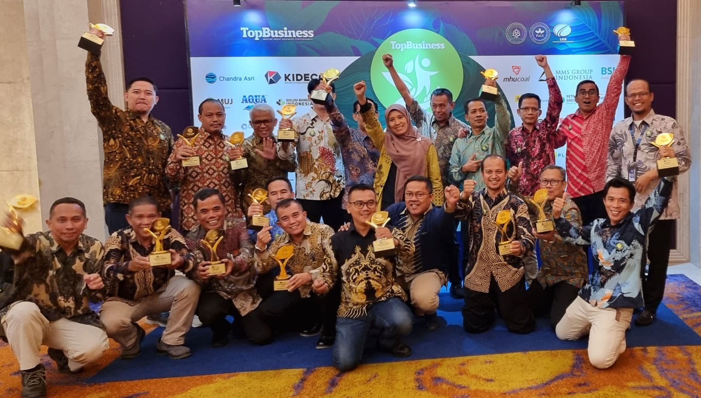 Sembilan Kepala Pabrik AQUA di Jawa Barat berhasil menyabet gelarTOP Leader on CSR Commitment 2023.