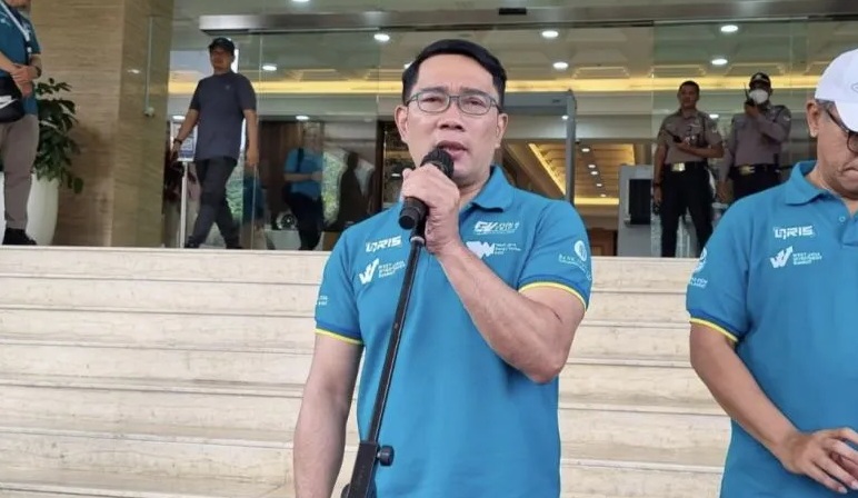 Gubernur Jawa Barat Ridwan Kamil saat diwawancarai di Kantor BI Perwakilan Jawa Barat, Kota Bandung, Jawa Barat, Minggu (25/6/2023). (ANTARA/Bagus Ahmad Rizaldi)