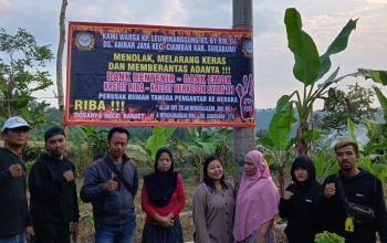 DITOLAK : Warga saat memasang spanduk penolakan terkait keberadaan rentenir dan bank emok di Kampung Leuwinanggung, RT 01/RW 04, Desa Ambar Jaya, Kecamatan Ciambar, Kabupaten Sukabumi.