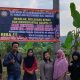 DITOLAK : Warga saat memasang spanduk penolakan terkait keberadaan rentenir dan bank emok di Kampung Leuwinanggung, RT 01/RW 04, Desa Ambar Jaya, Kecamatan Ciambar, Kabupaten Sukabumi.