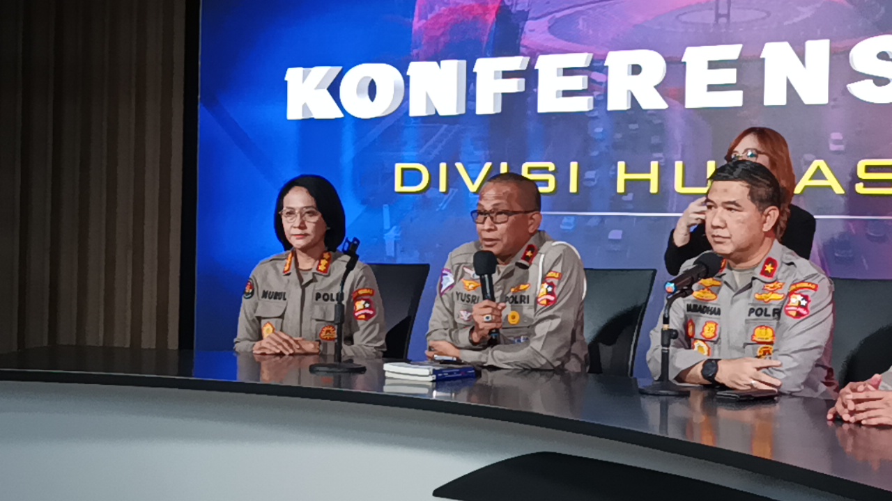 Direktur Registrasi dan Identifikasi (Dirregident) Korlantas Polri Brigjen Yusri Yunus (tengah)