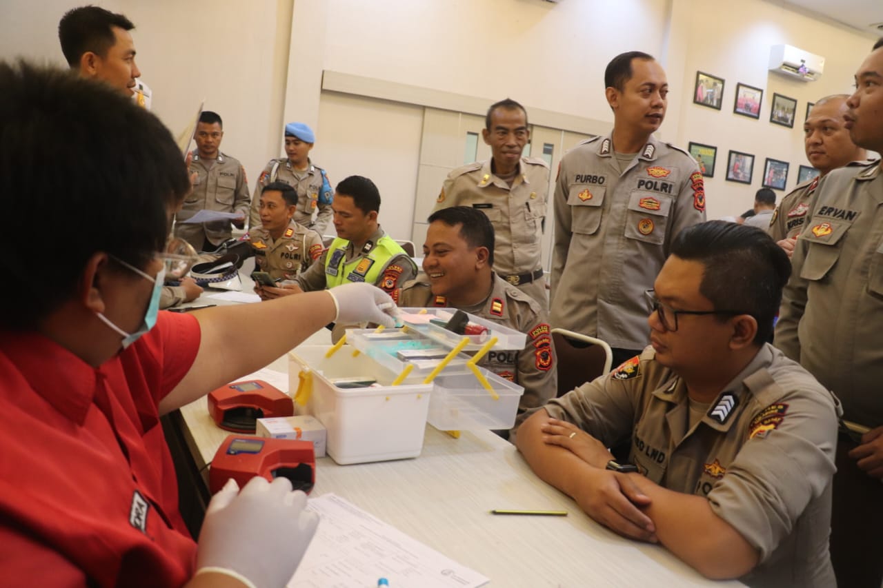 DONOR DARAH : Kegaiatan Donor darah personel polres Sukabumi (FOTO : NANDI/ RADARSUKABUMI)