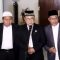 Ketua Komisi Penelitian, Pengkajian, dan Pengembangan MUI Firdaus Syam (tengah) saat konferensi pers di Gedung Sate, Kota Bandung, Jawa Barat, Jumat (23/6/2023). (ANTARA/Bagus Ahmad Rizaldi)