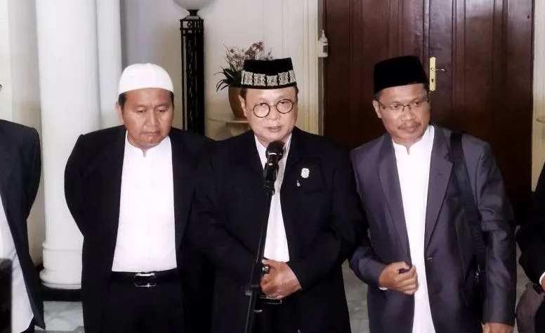 Ketua Komisi Penelitian, Pengkajian, dan Pengembangan MUI Firdaus Syam (tengah) saat konferensi pers di Gedung Sate, Kota Bandung, Jawa Barat, Jumat (23/6/2023). (ANTARA/Bagus Ahmad Rizaldi)