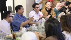 Santai, Prabowo Makan Nasi Padang Bersama Jurnalis