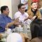 Menteri Pertahanan RI Prabowo Subianto berbincang santai sembari makan nasi Padang dengan jurnalis dan KOL di kawasan Kemang, Jakarta Selatan, Minggu (25/6/2023). (Tim Media Prabowo Subianto)