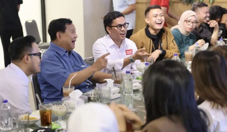 Menteri Pertahanan RI Prabowo Subianto berbincang santai sembari makan nasi Padang dengan jurnalis dan KOL di kawasan Kemang, Jakarta Selatan, Minggu (25/6/2023). (Tim Media Prabowo Subianto)