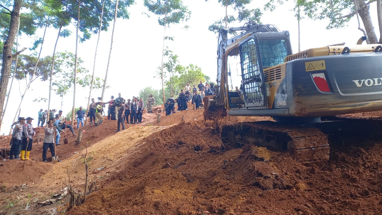 Suasana saat penertiban di lokasi tambang emas tanpa izin di area perhutani blok Cibuluh, Desa/ Kecamatan Ciemas Kabupaten