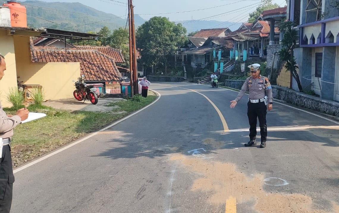 Personel Satlantas Polres Sukabumi saat melakukan olah kejadian perkara.
