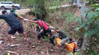EVAKUASI : Sejumlah tim gabungan pada saat melakukan evakuasi jadad mayat yang membusuk di kampung Pasir Randu, Desa Pasir Baru, Kecamatan Cisolok. 