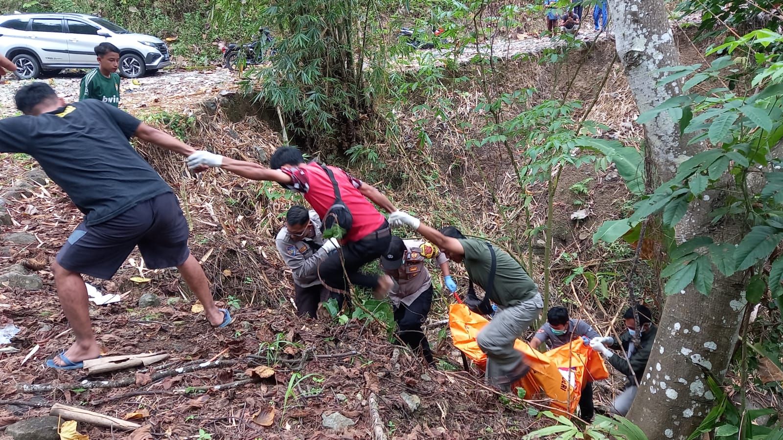 EVAKUASI : Sejumlah tim gabungan pada saat melakukan evakuasi jadad mayat yang membusuk di kampung Pasir Randu, Desa Pasir Baru, Kecamatan Cisolok. 